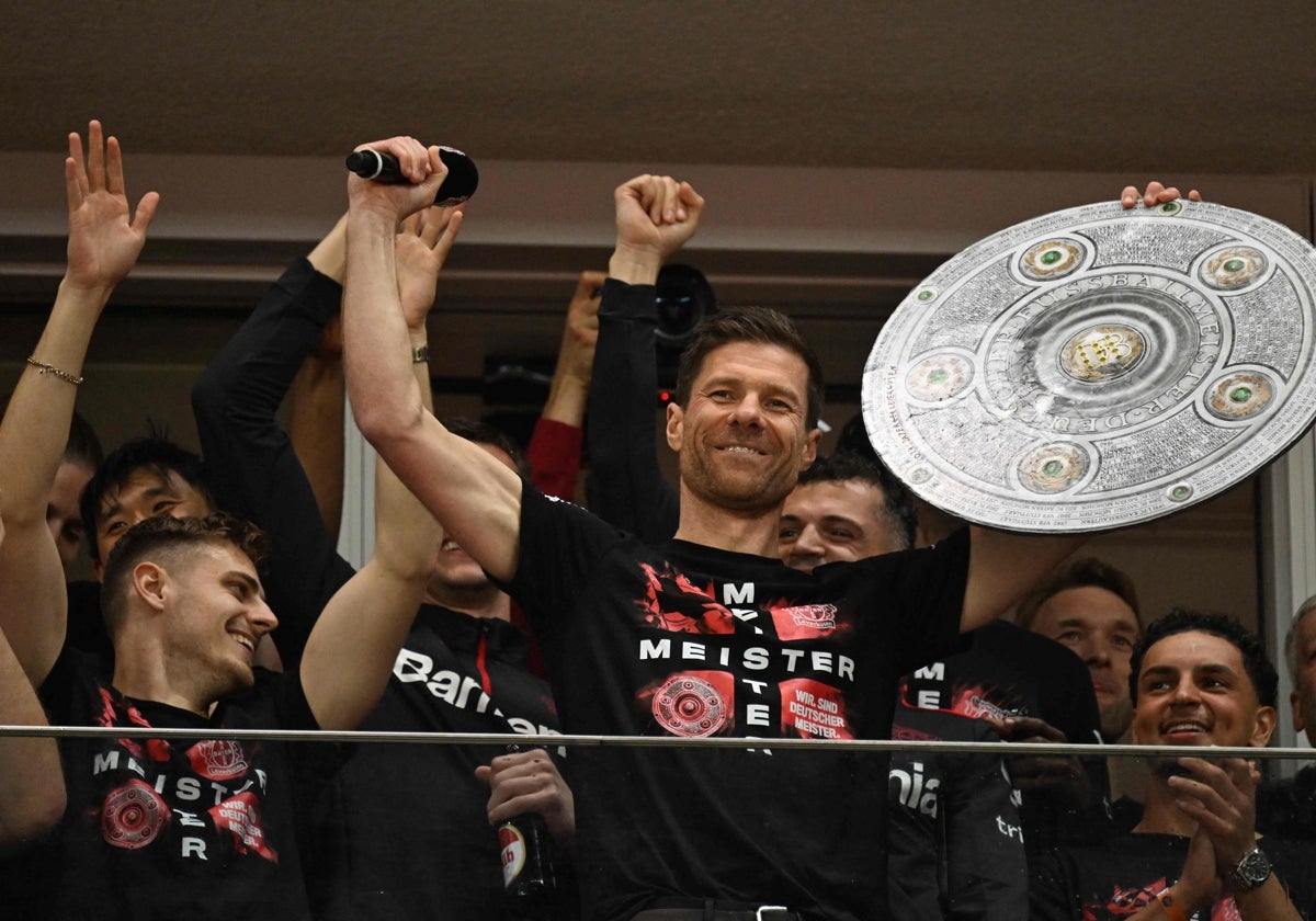 Xabi Alonso, con el título de la Bundesliga