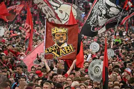 La afición del Leverkusen se entrega al '¡Viva España!' tras ganar la Bundesliga