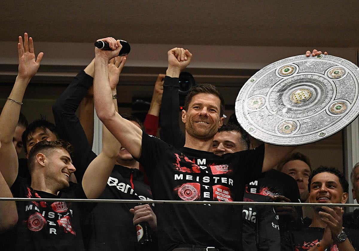 El entrenador del Bayer Leverkusen, Xabi Alonso, durante la celebración del título