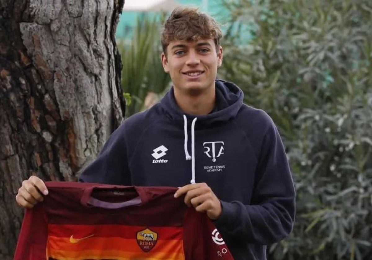 Flavio Cobolli, con una camiseta de la Roma, equipo en el que jugó en las categorías inferiores