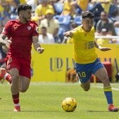 Isaac aguanta la zancada de Moleiro en el Las Palmas - Sevilla de la 31ª jornada de LaLiga EA Sports