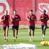 Varios jugadores del Sevilla, en el entrenamiento voluntario