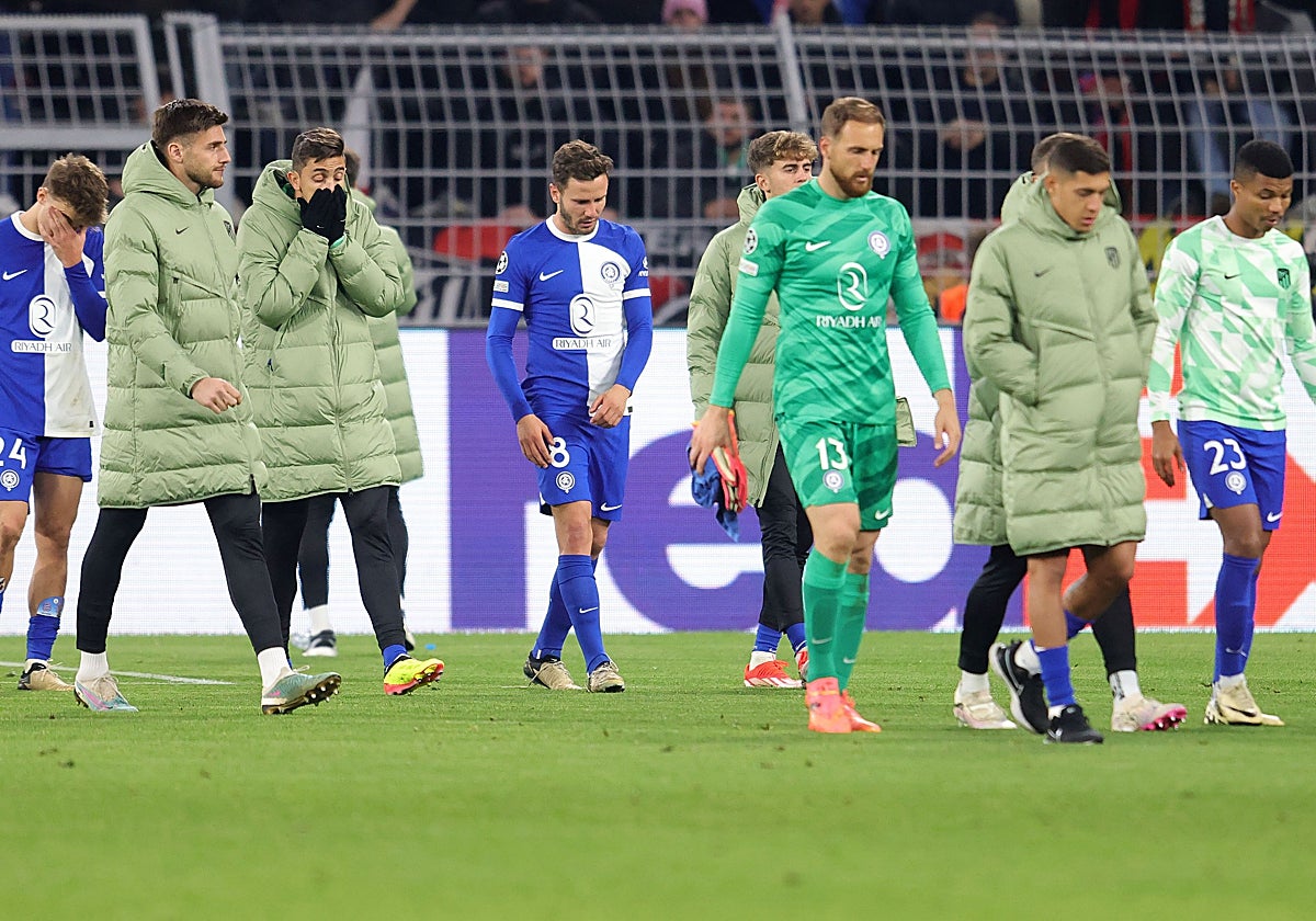 Los jugadores del Atlético de Madrid tras la derrota ante el Borussia Dortmund