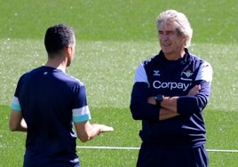 Pellegrini dialoga con Fernando en un entrenamiento reciente con el Betis