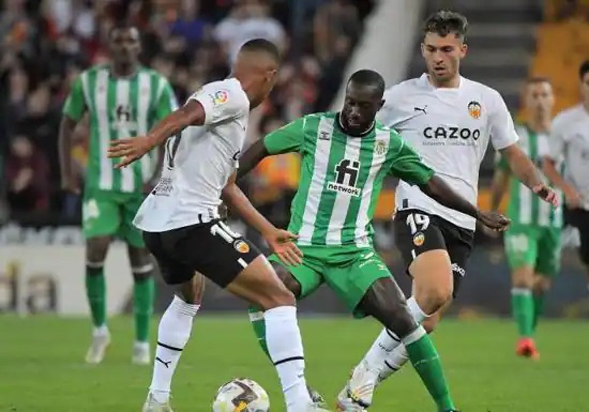 Sabaly, en un duelo del Betis en Valencia