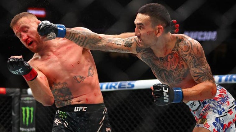 Max Holloway conecta una mano derecha sobre Gaethje