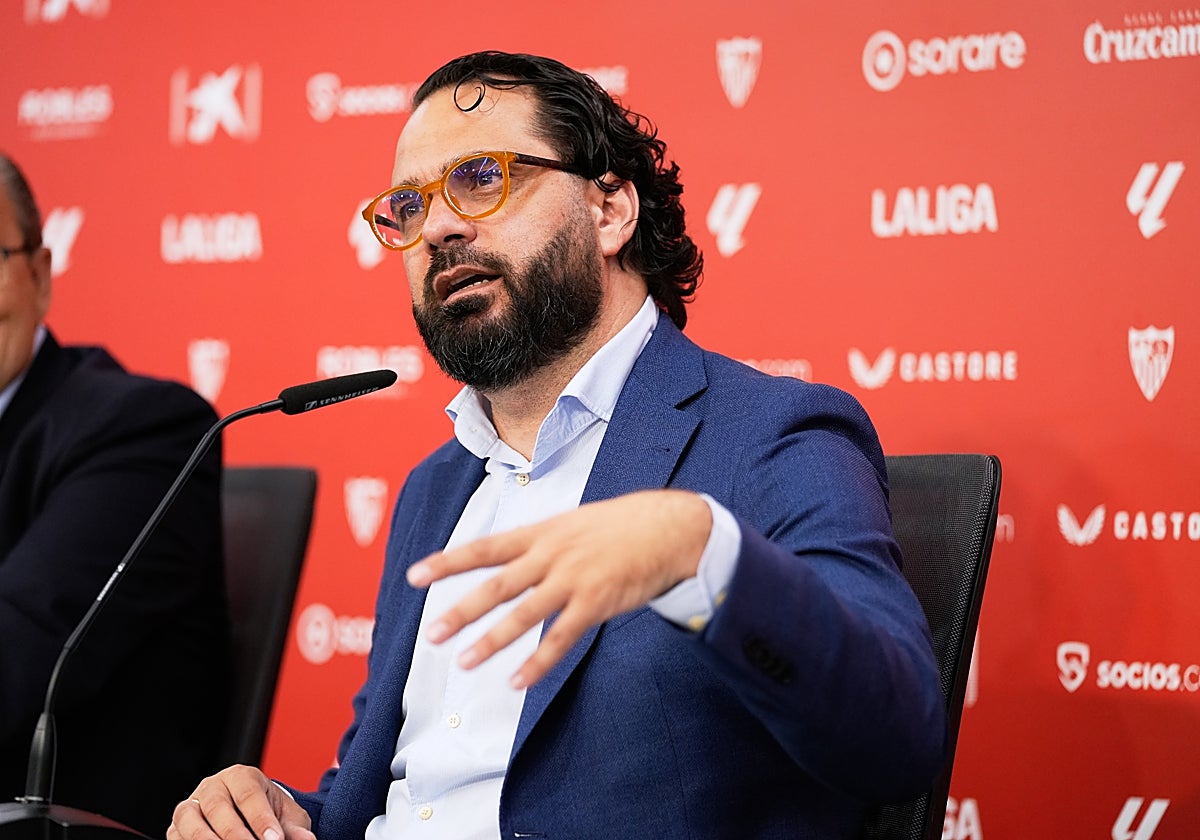 Víctor Orta, director deportivo del Sevilla, durante la presentación de Lukebakio