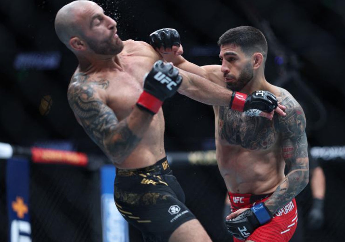 Ilia Topuria conecta una mano a Alexander Volkanovski durante su pelea por el título