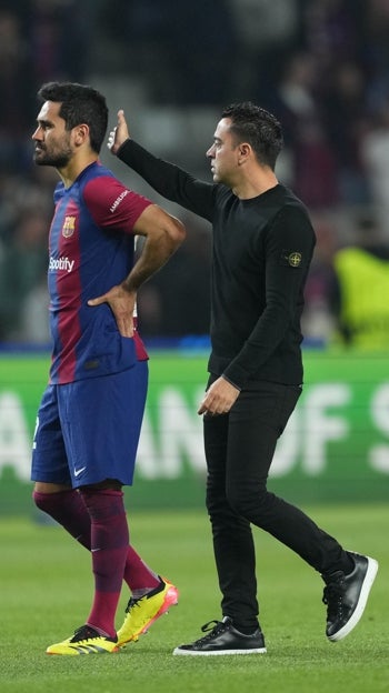 Xavi consuela a Gundogan tras la eliminación europea