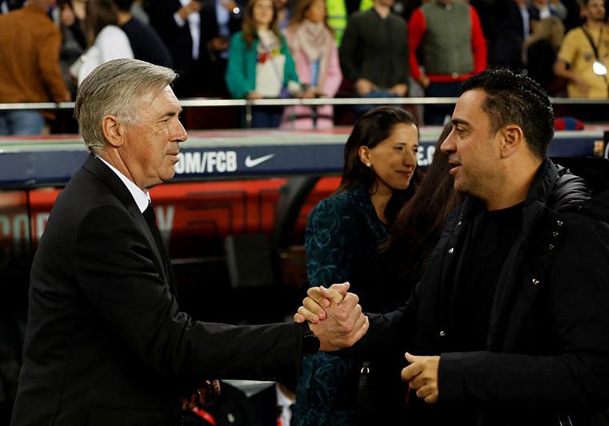 Ancelotti y Xavi se saludan antes de un clásico