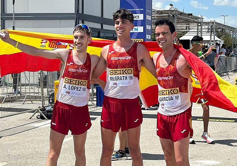 Los tres primeros clasificados del equipo masculino por equipos, oro mundial