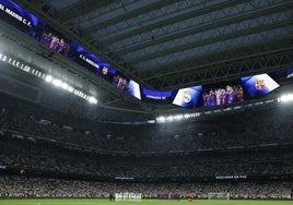 El Bernabéu estrena una de sus joyas entre una sonora ovación a De Jong y gritos de «Xavi, quédate»