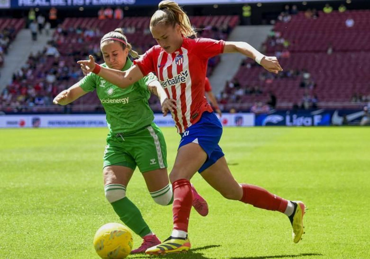 Andrea Medina avanza perseguida por Natalia Montilla en el Atlético-Betis del domingo en el Metropolitano