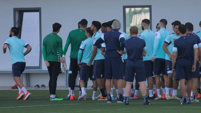 Pasillo de los futbolistas por el cumpleaños de Isco