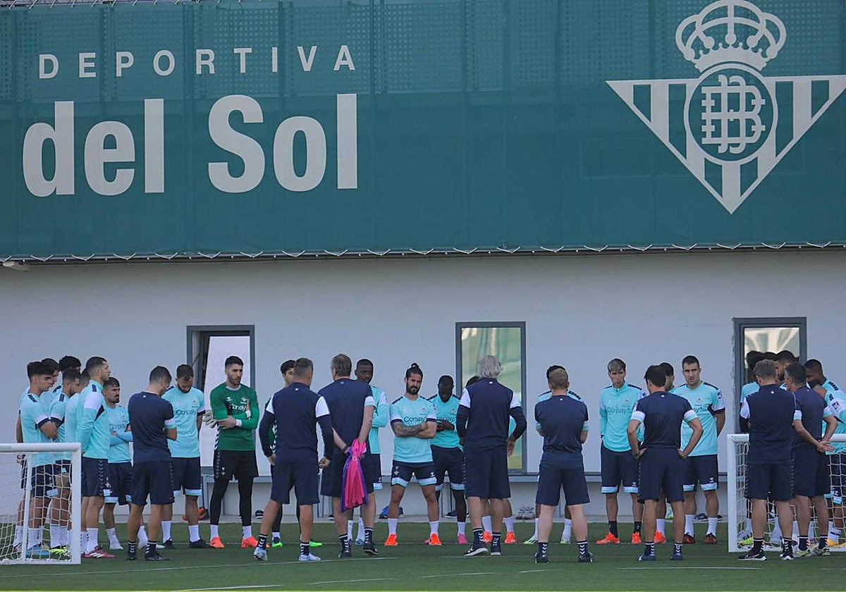 Pellegrini, entrenador del Betis, se dirige a sus hombres durante el entrenamiento en la ciudad deportiva Luis del Sol