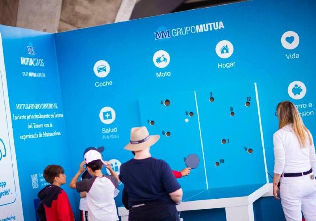 Niños participando en un juego de un stand de Grupo Mutua en el Mutua Madrid Open