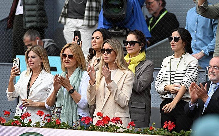 Imagen principal - Arriba, miembros de la familia de Rafa Nadal. Abajo, Feliciano López con su mujer, Sandra Gago. Por último, José-Luis Martínez Almeida.