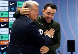 Laporta y Xavi se abrazan tras anunciarse la continuidad del técnico