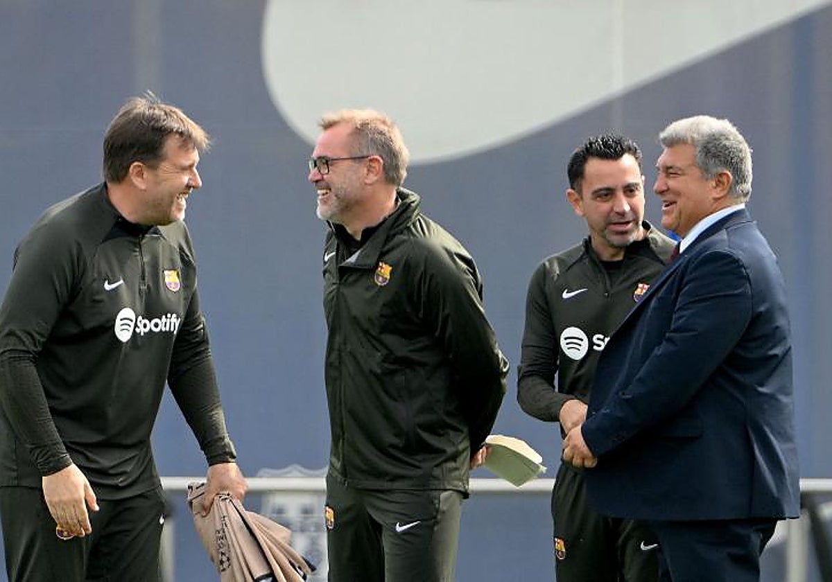 Laporta bromea con Xavi y su equipo durante un entrenamiento