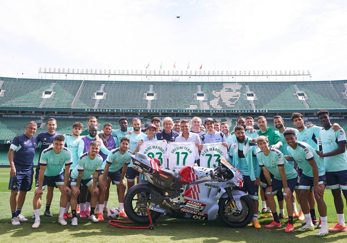 La plantilla del Betis posa con Marc y Álex Márquez en el estadio Benito Villamarín