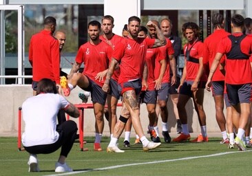 Los jugadores del Sevilla, en el entrenamiento de este viernes en la ciudad deportiva
