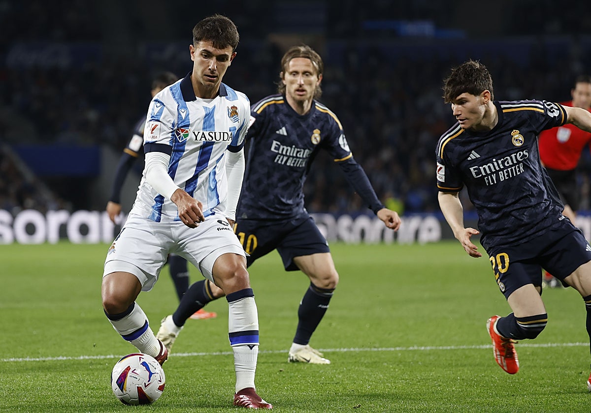 Zubimendi y Fran García, durante el partido Real Sociedad-Real Madrid de este viernes