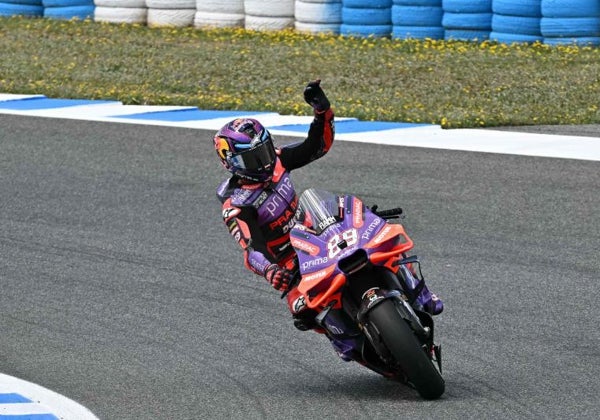 Jorge Martín, más líder tras ganar una accidentada carrera y Acosta le acompaña en el podio