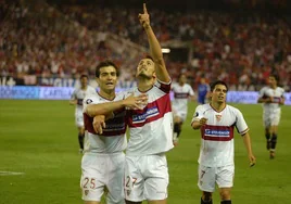 Maresca, Puerta y Salviola celebran el gol del canterano que metió al Sevilla en la final de Eindhoven