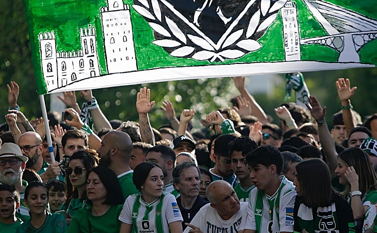Imagen principal - Llegada de los equipos al estadio Benito Villamarín este domingo para disputar El Gran Derbi, partido correspondiente a la jornada 33 de LaLiga EA Sports.