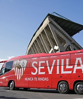 Imagen secundaria 2 - Llegada de los equipos al estadio Benito Villamarín este domingo para disputar El Gran Derbi, partido correspondiente a la jornada 33 de LaLiga EA Sports.