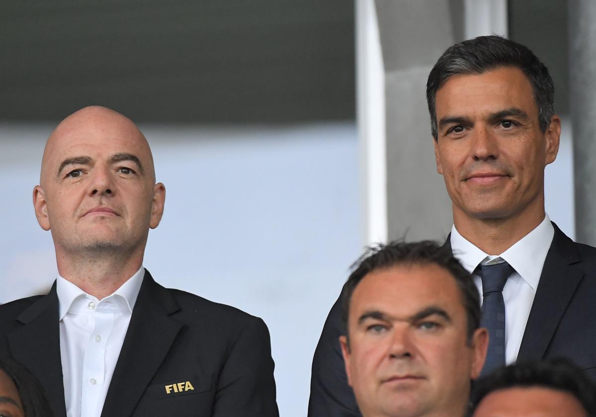 Gianni Infantino, presidente de la FIFA, y Pedro Sánchez