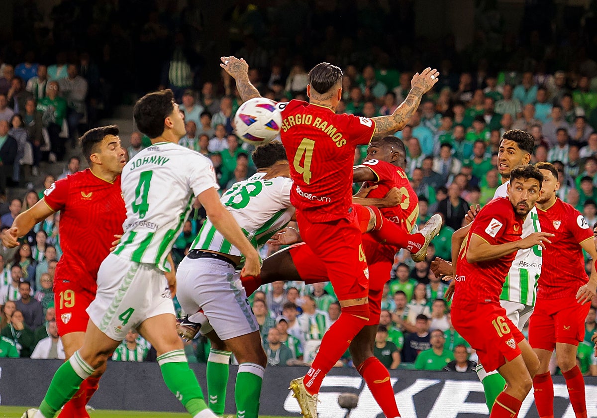 Lance del Betis - Sevilla disputado en el Villamarín