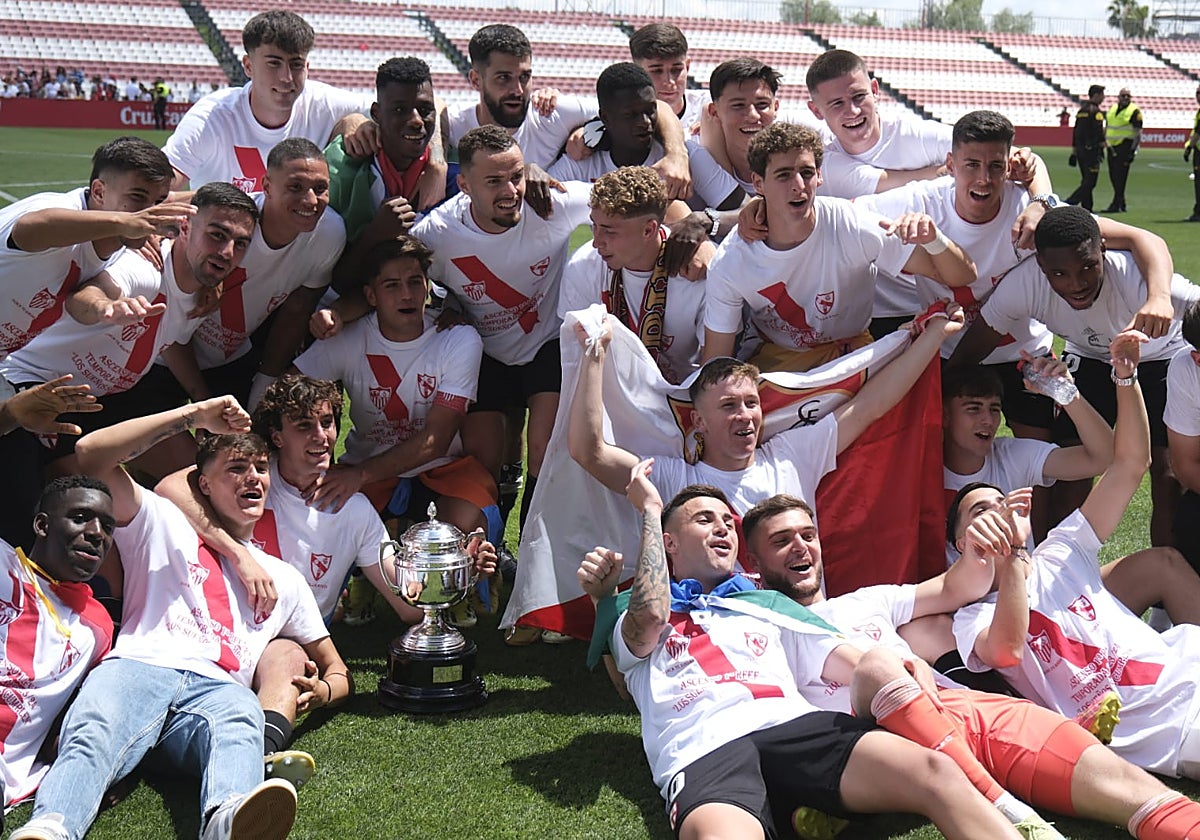 El Sevilla Atlético celebra con su copa de campeones
