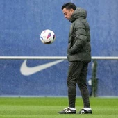 Xavi hace malabarismos con el balón durante el entrenamiento de este domingo