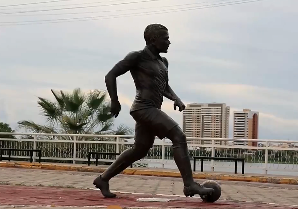 Estatua de Dani Alves en la ciudad brasileña de Juazeiro