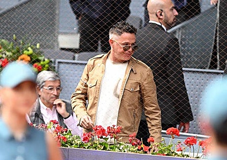 Imagen secundaria 1 - Arriba, la infanta Elena en el palco para disfrutar del partido del deportista español. Debajo el cantante Alejandro Sanz y, por último, el comentarista Antonio Lobato.