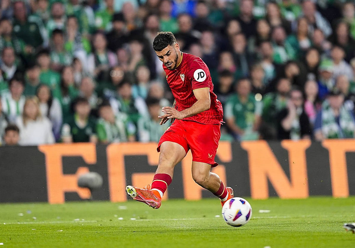 Isaac golpea el balón en una acción en el derbi Betis - Sevilla