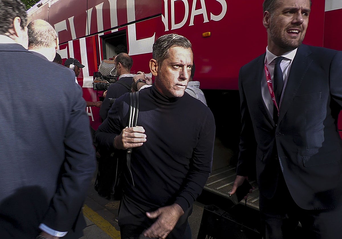 El entrenador del Sevilla, Quique Sánchez Flores, abandona el hotel de concentración antes del partido de LaLiga entre el Betis y el Sevilla, este domingo en el estadio Benito Villamarín