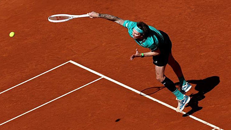 Bublik saca en su partido ante Medvedev