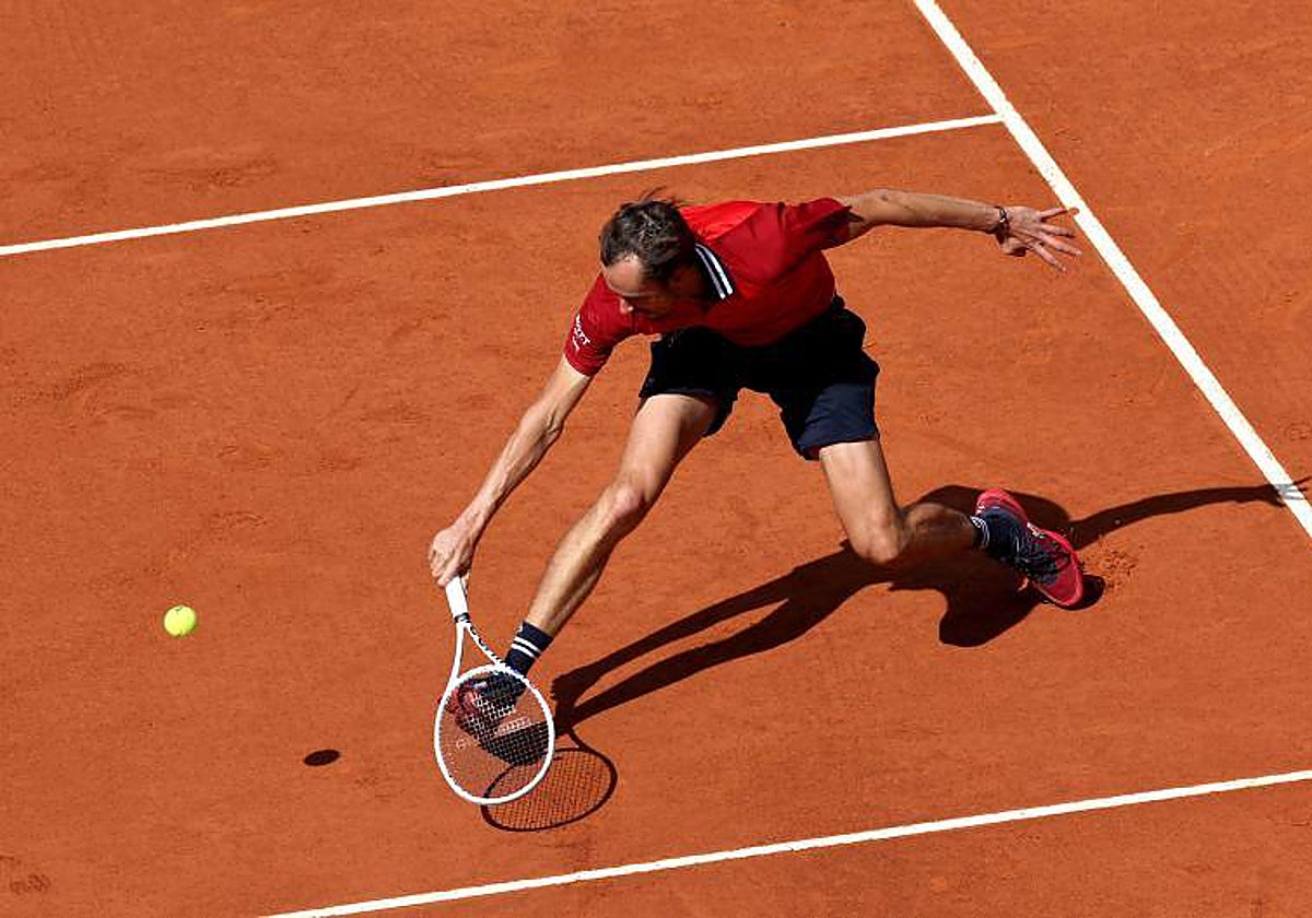 Medvedev sube a la red a devolver una dejada ante Bublik