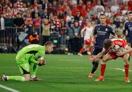 Lunin detiene un balón ante los lamentos del alemán Müller