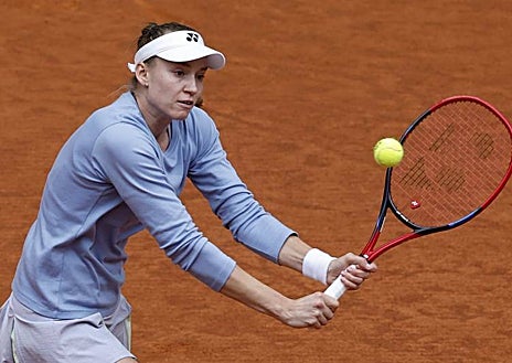 Imagen secundaria 1 - En estas líneas, a la derecha esta Madison Keys y a la izquierda Elena Rybakina en el Mutua Madrid Open. Asimismo, en la imagen de arriba se encuentra la primera del mundo por el ranking de la WTA, Iga Swiatek. 