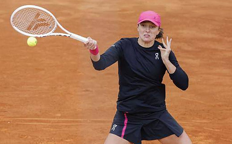 Imagen principal - En estas líneas, a la derecha esta Madison Keys y a la izquierda Elena Rybakina en el Mutua Madrid Open. Asimismo, en la imagen de arriba se encuentra la primera del mundo por el ranking de la WTA, Iga Swiatek. 