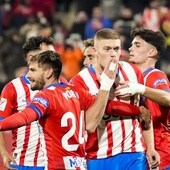Dovbyk celebra un gol con sus compañeros