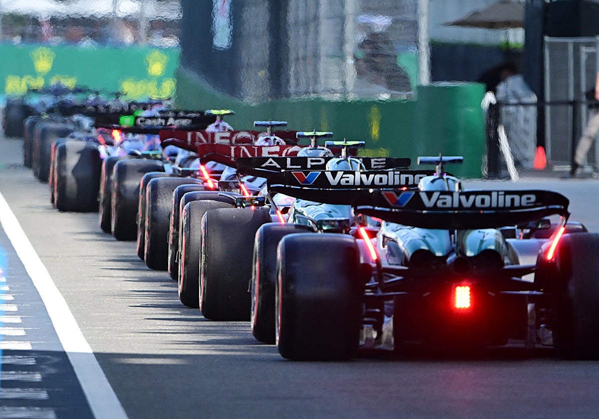 Los coches, en la calle de garajes