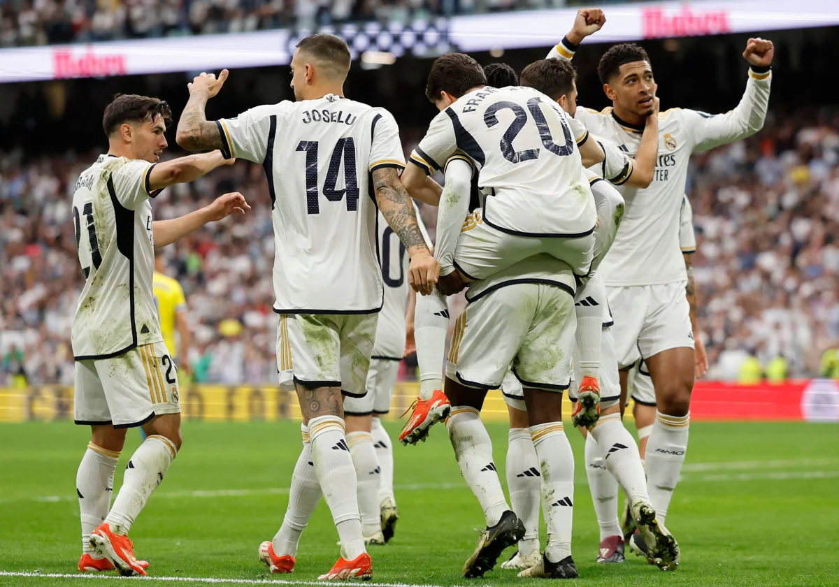 Los jugadores del Madrid celebran uno de sus goles al Cádiz