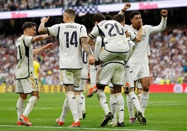 Los jugadores del Madrid celebran uno de sus goles al Cádiz
