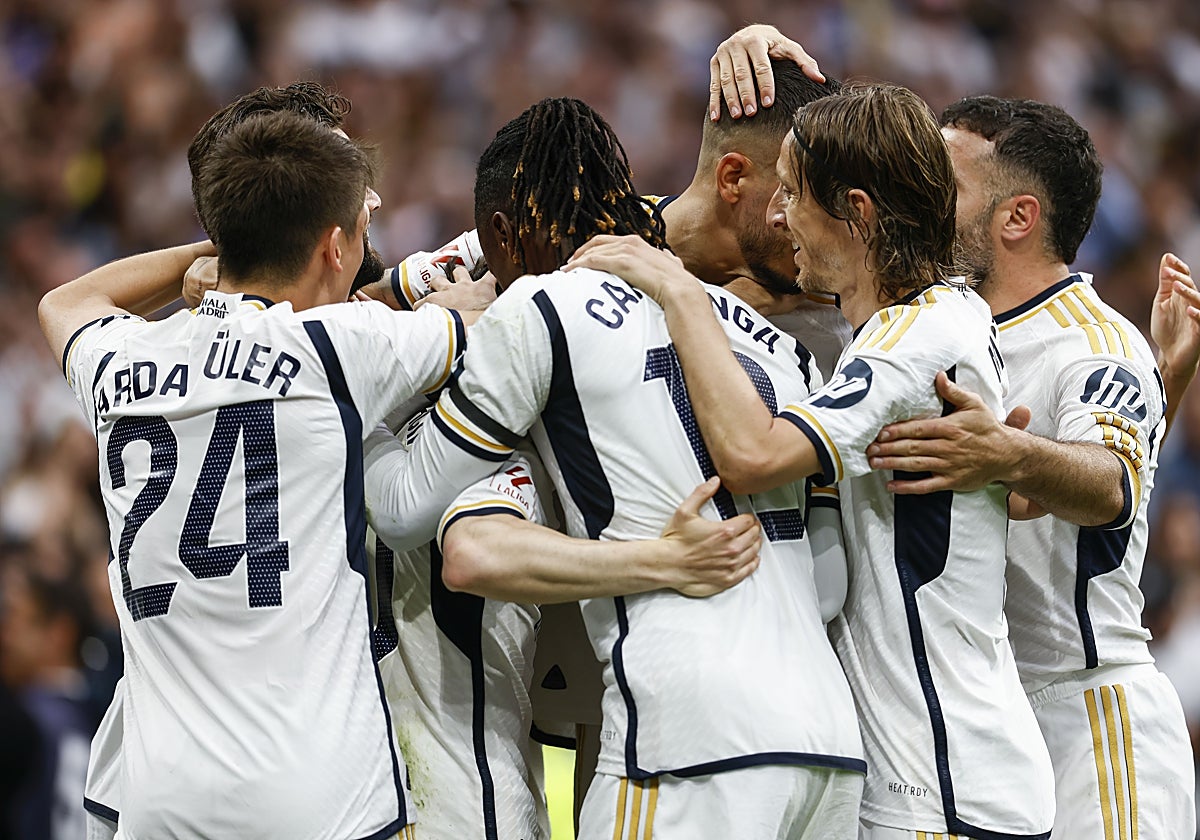 Celebración de los jugadores del Madrid ante el Cádiz