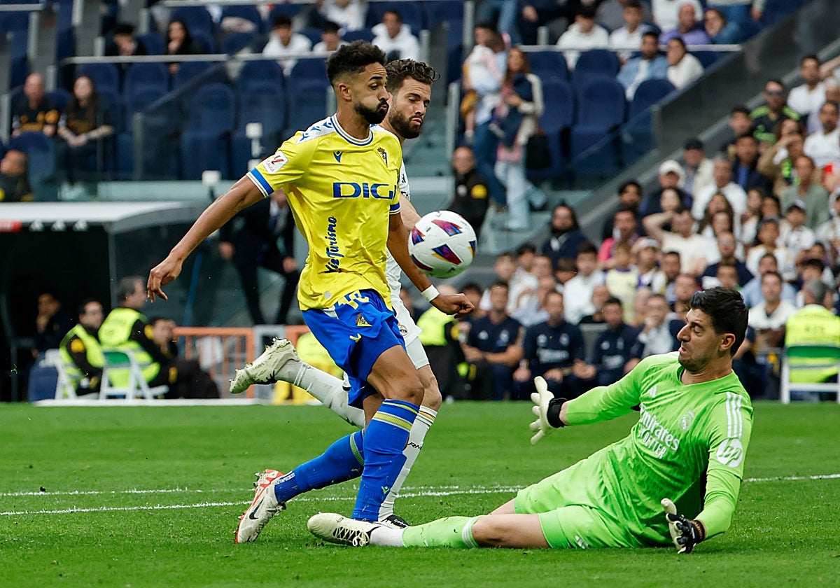 Courtois, en el momento de detener el disparo de Chris Ramos