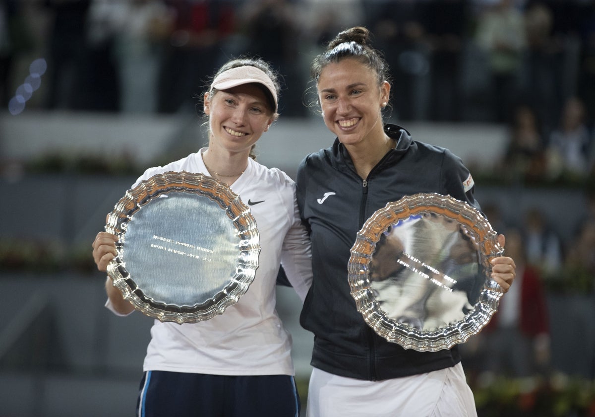 Bucsa y Sorribes, con los trofeos de campeonas